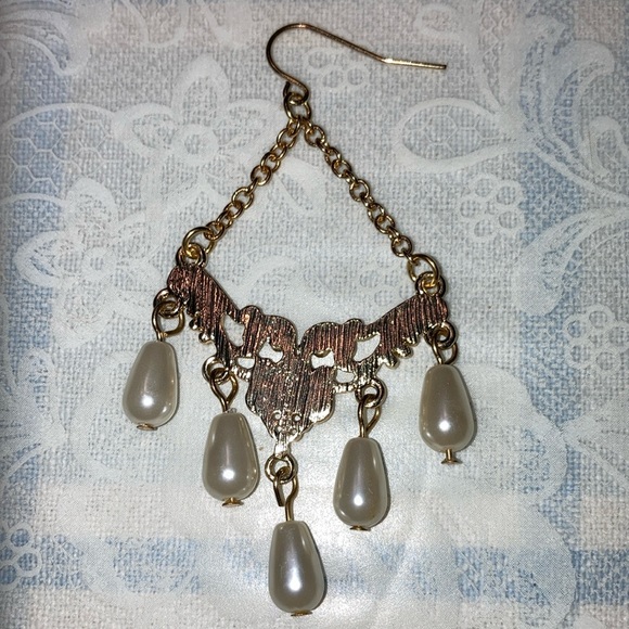 NWOT GERTRUDE STEIN DESIGNS pair goldtone earrings, faux pearls $15 - Picture 3 of 3